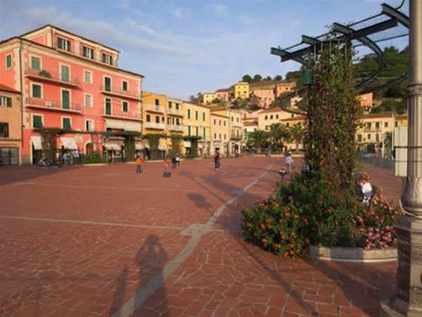 Hotel Due Torri Porto Azzurro Exterior photo